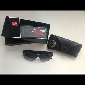 Ray Ban Dylan sunglasses. RB4186
